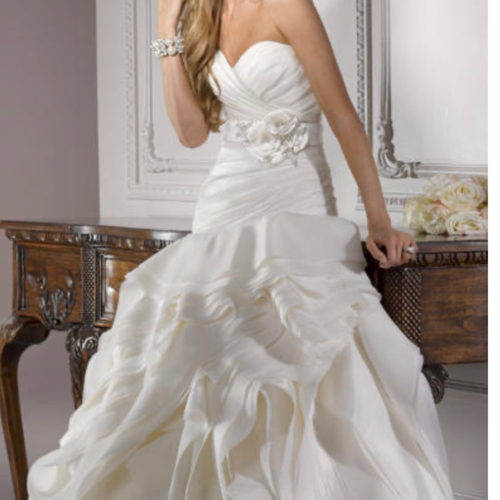Maggie Sottero Dynasty with sash, in great condition. Off white.